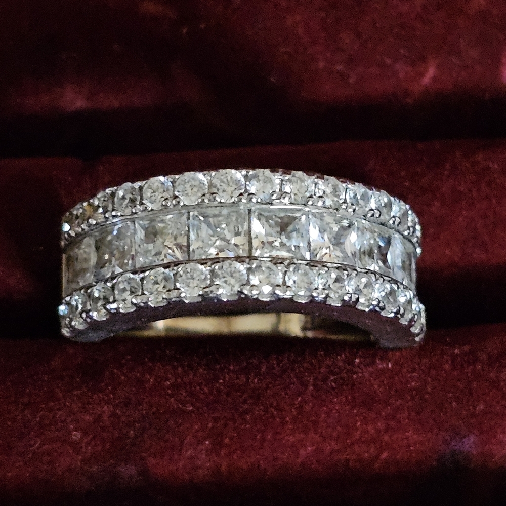 Elegant Silver Diamond Ring Size 8
